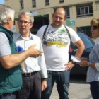 Escuredo, con varios miembros de su lista, ayer en el barrio de Cuatrovientos.