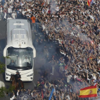 El autocar del Real Madrid llega al estadio Santiago Bernabéu entre el clamor del público.