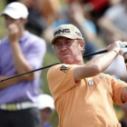 El golfista español Miguel Ángel Jiménez golpea la bola.
