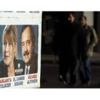 Un cartel refleja en Buenos Aires a los candidatos a diputados.