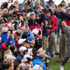 El norirlandés McIlroy da un golpe de salida ante una multitud en un entrenamiento de la Ryder en el Hazeltine National Golf Club.