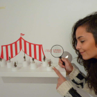 La artista leonesa Laura Salguero, junto a una de su exposiciones de pequeños bronces.