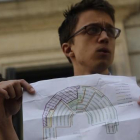 Íñigo Errejón muestar en el patio del Congreso la distribución del hemicilo aprobada por la Mesa.