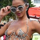 Bruna Marquezine sorprendió con su osado disfraz por las calles de Río.