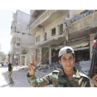 Un soldado sirio de las Fuerzas Armadas patrulla por la ciudad de Mleha.