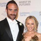 Joshua Sasse y Kylie Minogue.