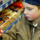 Un niño coge una barra de una galleta dulce de un supermercado en Reino Unido. SAM STEPHENSON