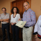 Carrera entregó el libro de firmas a la alcaldesa en el Castillo.