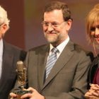 Mariano Rajoy, flanqueado por Luis del Olmo y Susana Griso, muestra el Microfóno de Oro.
