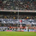 Aficionados colchoneros muestran pancartas contra el terrorismo