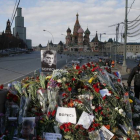 Un hombre camina por el lugar donde asesinaron a Boris Nemtsov.