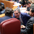 Los procuradores Alfonso Fernández Mañueco, Raúl de la Hoz y Sanz Vitorio en el pleno. RUBÉN CACHO