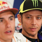 Valentino Rossi, a la derecha, observa a Marc Márquez, en el GP de EEUU de este año.