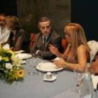 Emilio Gutiérrez conversa con Isabel Carrasco en el transcurso de la cena homenaje de ayer