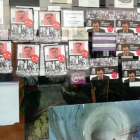 La sede de Podemos Xixón, empapelada con carteles considerados fascistas.
