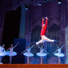 Una de las escenas de ‘El lago de los cisnes’ interpretada por la compañía de Ballet de Kiev. DL