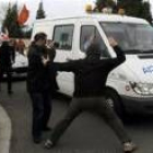 Simpatizantes de De Juana se acercan a la ambulancia que le traslada a San Sebastián