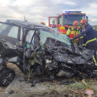 Estado en el que quedó el coche en el que viajaba la mujer fallecida en Brazuelo. BOMBEROS DE LEÓN