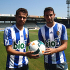 Marquitos (i) y Rueda posan en El Toralín con la camiseta de la Deportiva y con el nuevo balón de la LFP.