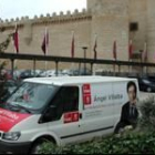 En la fotografía, una furgoneta con propaganda electoral del PSOE aparcada a la puerta de las Cortes