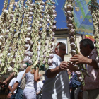 Los 70 puestos de ajos se asentaron en la plaza de la Iglesia, como es tradición, Las ristras de 20 cabezas se ofrecían a 10 euros.