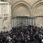 Manifestantes congregados frente a las puertas cerradas de la iglesia del Santo Sepulcro, este martes, 27 de febrero.