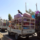 Caravana de civiles que huyen de la zona de conflicto. WATAN YAR