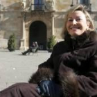 Amparo Valcarce,  con el Palacio de los Guzmanes de fondo en una visita reciente a León