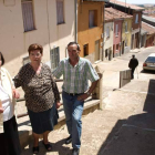 Los vecinos, en la calle Castillos en el lugar donde se localizan la mayor parte de los atascos.