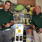 Herminio Carral y su hijo con lasidra embotellada que producenen Santa Maríadel Condado.