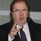 El presidente de la Junta no quiso extenderse en el tema de la ausencia de Aznar.