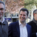 Luis Tudanca entre el secretario provincial del PSOE de Valladolid, Javier Izquierdo, y Jesús Quijano en la campaña 'Kilómetros de socialismo'