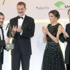 El fotógrafo Jesús F. Salvadores recibe el Premio Mingote en presencia de los reyes de España y de la presidenta de ABC, Catalina Luca de Tena. JAIME GARCÍA