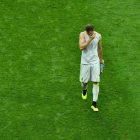 Neuer abandona abatido el césped del Kazán Arena tras la eliminación de Alemania.