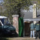 Agentes de la Guardia Civil en el lugar del crimen el pasado sábado. FERNANDO OTERO