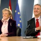 La vicepresidenta Fernández de la Vega y el ministro Caldera, ayer, tras el Consejo de Ministros
