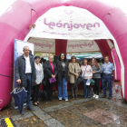 La concejala de Juventud del Ayuntamiento de León, Vera López (C) inaugura la feria Expojoven. CARLOS S. CAMPILLO