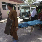 El cadáver de una de las dos cooperantes asesinadas, trasladado a un hospital de Herat, este jueves.
