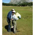 Dos turistas observan un plano en el valle de Sajambre. ICAL