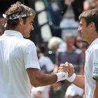Tommy Robredo felicita a Roger Federer tras caer ante el exnúmero uno en Wimbledon.