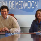 El alcalde, Manuel García, y la concejala de Mujer, Carmen Oláiz, firmantes del nuevo convenio.