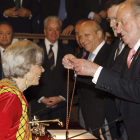 La escritora y periodista mexicana Elena Poniatowska recibe el Premio Cervantes de manos del Rey don Juan Carlos.