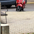 Fotografía de archivo de una motocicleta en la plaza de San Lorenzo. DL