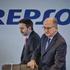 El consejero delegado, Josu Jon Imaz, al fondo; y el presidente de Repsol, Antoni Brufau.
