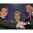 La canciller alemana, Angela Merkel, posa junto al presidente francés, Nicolás Sarkozy, y el líder del Partido Popular y futuro presidente del Gobierno, Mariano Rajoy.