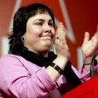 La cabeza de lista de Vizcaya por el PCTV, Maite Aranburo aplaude tras conocer el éxito electoral