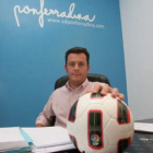 Eduardo Domínguez, en su despacho de El Toralín con el nuevo balón de esta temporada.