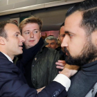 Benalla (derecha) junto a Macron, en un acto en París, el pasado 24 de febrero