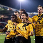 Manu García, en el centro, es felicitado por sus compañeros del Nac Breda, tras uno de los goles anotados en la Liga holandesa.