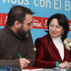 Los socialistas David Voces y Ángela Marqués, en la sede del partido en Ponferrada.